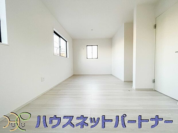 2階洋室のお部屋は、将来の家族計画の変化で仕切りを付けて2部屋へ対応可能。1部屋として使えば広々寝室。