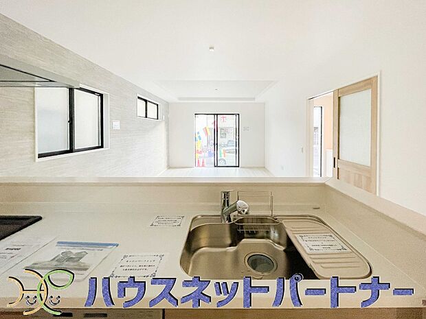 カウンターキッチンなら、リビングで遊ぶ子供の様子を見ながら料理ができるので安心です。料理を運んでもらったり、子供にお手伝いしてもらいやすいのもいいですね♪