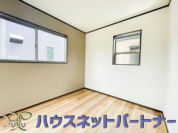 リビングは、食事スペースと寛げる場所設けてもまだ余裕の広さ。明るい光が照らしてくれます。