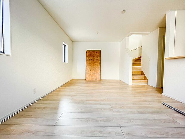 階を移動する際にリビングを通る、リビングイン階段。自然なかたちで家族が集まるため、お子様の個室が2階にある場合でも、毎日の挨拶や会話が増えやすくなります。