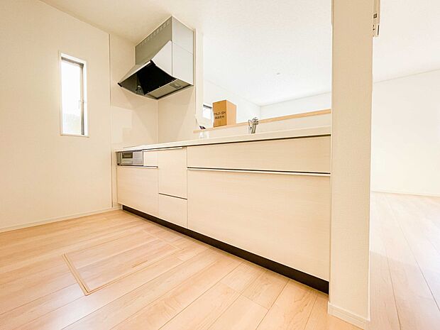 明るい自然光が入る作業スペースを多くとったキッチン採用。夫婦揃ってキッチンに立っても調理がしやすく、家事をしながら会話も弾みます。食器類もすっきりと片付く収納力。