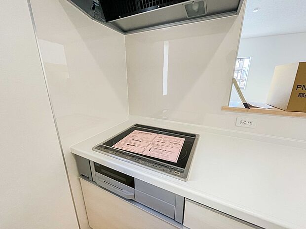 三口コンロで料理の幅を拡げてくれる使いやすいシステムキッチンを採用。洗い場も大きいので野菜や食器を洗ったりする際にも捗り、奥様の強い味方となってくれるはずです。