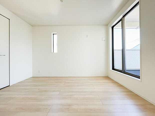 バルコニーに直接出入りできるお部屋です。ちょっと外の空気を吸いたい時や、ベランダでミニガーデニングなども楽しめそうです。