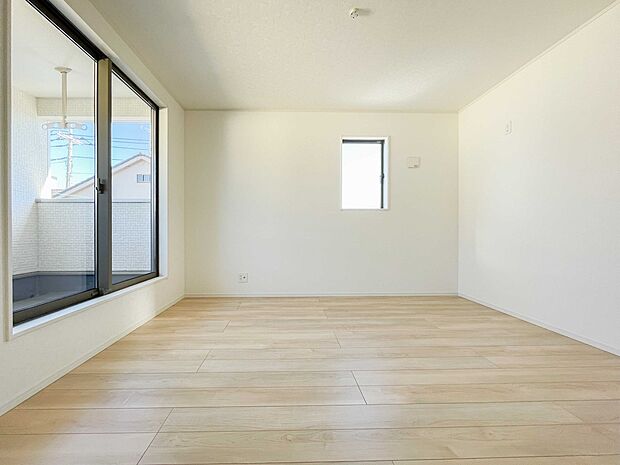 明るい窓のあるお部屋は子供部屋にぴったり。可愛い家具で素敵なお部屋に。