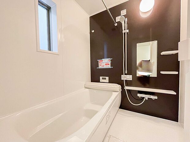 清潔を基調とした浴室は家族と一緒にお風呂に入れる広さです。楽しく癒しの一時を・・。