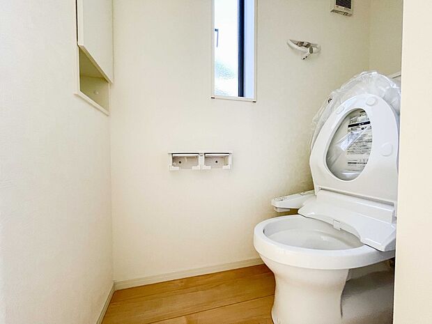 小窓を設置する事により明るく、通気性の良いトイレとなっております。中はゆとりのある大きさを確保しておりますので、ゆったりとお使い頂けます。 