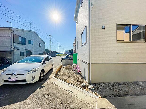 戸建ての購入を検討することになったきっかけに「駐車場を持てること」を挙げる方が多くいらっしゃいます。駐車場代金を支払続ける必要がないことは、駐車場付き戸建を持つ最大のメリットです。