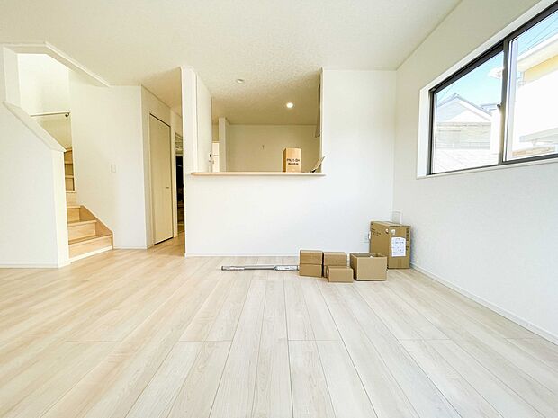 リビングは、食事スペースと寛げる場所設けてもまだ余裕の広さ。明るい光が照らしてくれます。