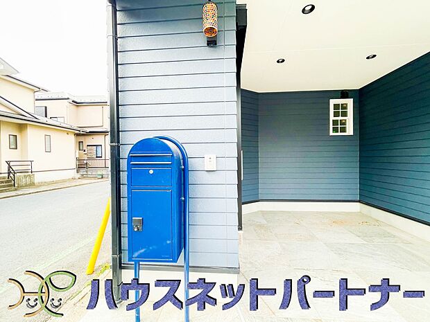 玄関前に季節のお花を置いて可愛く演出してみてはいかがですか。楽しいお家造りが待っています。