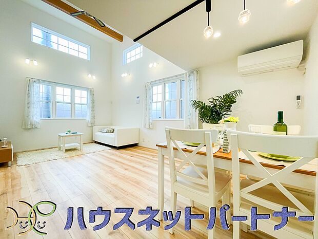 リビングは、食事スペースと寛げる場所設けてもまだ余裕の広さ。明るい光が照らしてくれます。