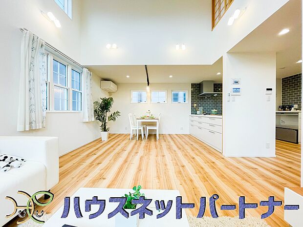 リビングは広々21.8帖。他では味わえない素敵な空間となっています。