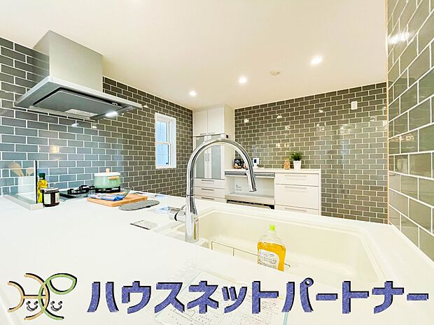 キッチン吊戸棚を無くす事によって、コミュニケーションを重視した設計に致しました。区画によって変わる一体感を、実際にご覧になって頂けましたらと思います。 