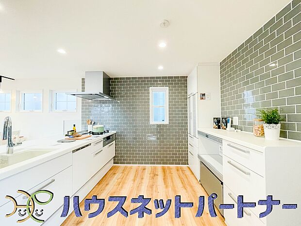 明るい自然光が入る作業スペースを多くとったキッチン採用。夫婦揃ってキッチンに立っても調理がしやすく、家事をしながら会話も弾みます。食器類もすっきりと片付く収納力。