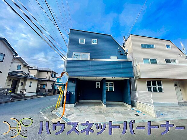 堂々たる趣ながら、主張し過ぎずどこか余裕を感じさせるシャープなフォルムで佇む邸宅は、晴天の空と照らし合わせる事で、本来あるべき完成形の姿を見せてくれます。