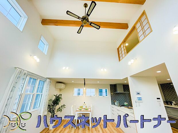 明るく開放的なダイニング。家族とのコミュニケーションが取りやすく、みんなの笑顔が溢れます