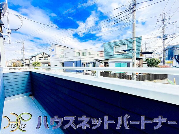 2階にあるバルコニーは太陽の光が燦々と降り注ぎ、毎日のお洗濯も快適に。太陽は心を元気にしてくれますよね。