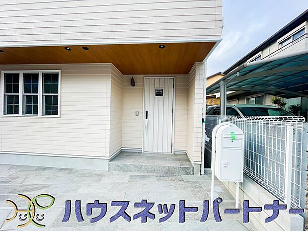 お客様も迎える玄関は高級感のある造りです。