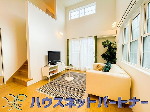 インテリアショップで見掛けた「あの家具」も置ける、ゆったりとした空間。時に広さが上質な寛ぎの時間になる事も。