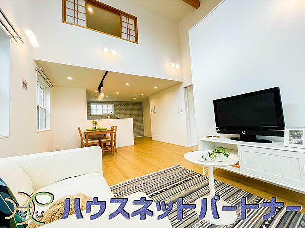 17帖以上の広々LDKでワンランク上の住まい環境。食事スペースと寛げる場所設けてもまだ余裕の広さ。明るい光が照らしてくれます。