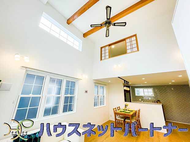 吹き抜けを設けることにより、圧迫感を排除して明るさを取り込み、家族の繋がりを感じられるようなデザインです。