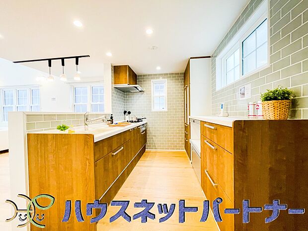 明るい自然光が入る作業スペースを多くとった壁付けキッチン採用。夫婦揃ってキッチンに立っても調理がしやすく、家事をしながら会話も弾みます。食器類もすっきりと片付く収納力。