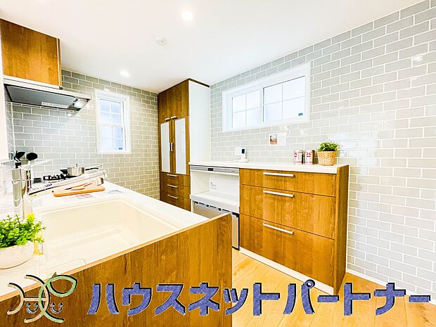 木目調のキッチンは落ち着いた雰囲気で収納もたくさん。汚れも目立ちませんし、お掃除も楽々です。