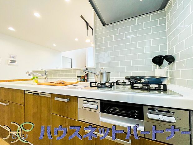 三口コンロで料理の幅を拡げてくれる使いやすいシステムキッチンを採用。洗い場も大きいので野菜や食器を洗ったりする際にも捗り、奥様の強い味方となってくれるはずです。