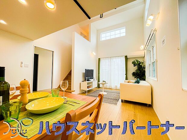 リビングは、食事スペースと寛げる場所設けてもまだ余裕の広さ。明るい光が照らしてくれます。