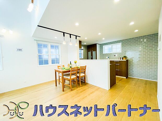 明るく開放的なダイニング。家族とのコミュニケーションが取りやすく、みんなの笑顔が溢れます