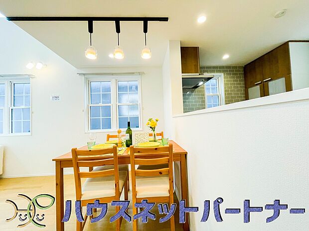 リビングにいるお子様と会話をしながら家事ができるカウンターキッチン。いま手があいているか、忙しそうなのか相手の様子を伺いながらコミュニケーションをとる訓練にもなります。