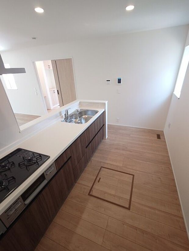 カウンターキッチンは広くて収納力もあるので、快適に料理をすることができます。食器や炊事用具を手の届くところに配置しやすいため調理もスピーディーです。