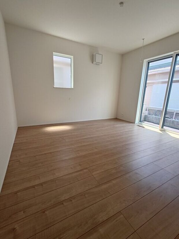 ベッドを置いて主寝室をイメージ。それでも広々してますね。