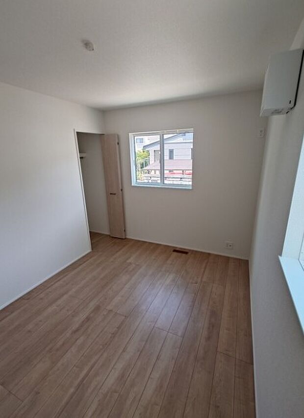 明るい窓のあるお部屋は子供部屋にぴったり。可愛い家具で素敵なお部屋に。