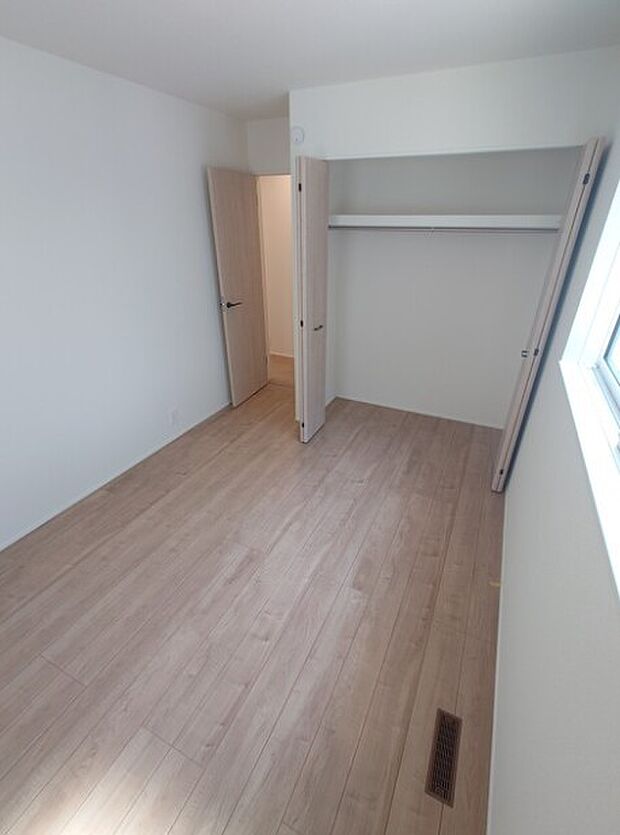 独立性を高めたお部屋。たっぷりの収納も配備しており、片付いた空間を現実出来そう。陽光も降り注ぐ明るく開放的な空間が魅力的。