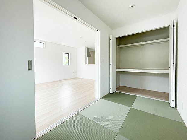 リビング続きの和室は、普段は開け放して家事をこなすスペースや、お子様の遊び場として活躍してくれます。