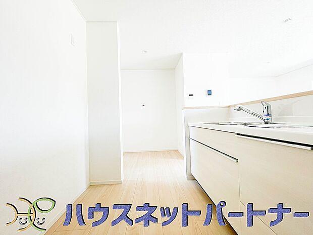 明るい自然光が入る作業スペースを多くとったキッチン採用。夫婦揃ってキッチンに立っても調理がしやすく、家事をしながら会話も弾みます。食器類もすっきりと片付く収納力。