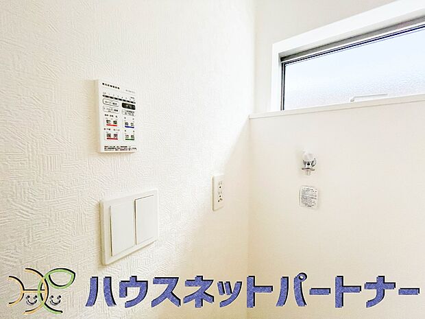 毎日使う洗濯機。しっかりと奥行きのある置き場が確保されています。
