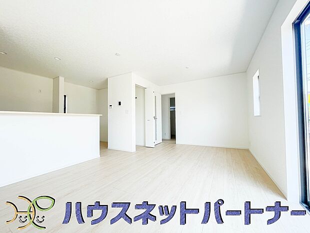 通風・採光に優れ、心地よい光と風が溢れています。 贅沢で豊かな居住性と、プライドを満たすクオリティが見事に調和した住空間。新築ならではの快適なひとときをご体感頂ける筈です。