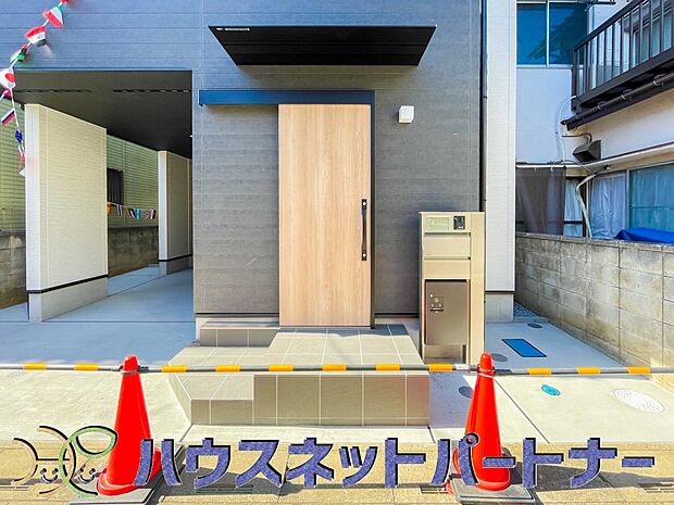 玄関前に季節のお花を置いて可愛く演出してみてはいかがですか。楽しいお家造りが待っています。