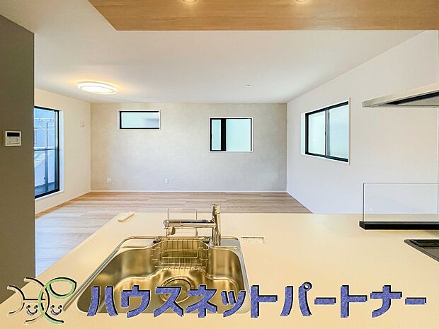 人工大理石のワークトップやシンクは、水を流しただけできれいになったように見えます。白いキッチンは明るく清潔感があり、とっても素敵です。