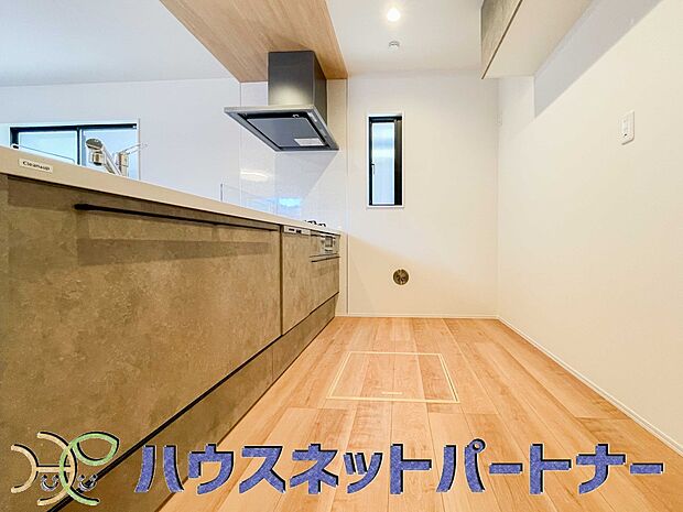 明るい自然光が入る作業スペースを多くとった壁付けキッチン採用。夫婦揃ってキッチンに立っても調理がしやすく、家事をしながら会話も弾みます。食器類もすっきりと片付く収納力。