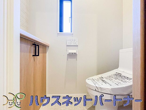 快適な生活を送るための必須アイテムとなった洗浄機能付トイレ。おしり洗浄、ビデ洗浄、暖房便座の3つの機能を標準装備しています。