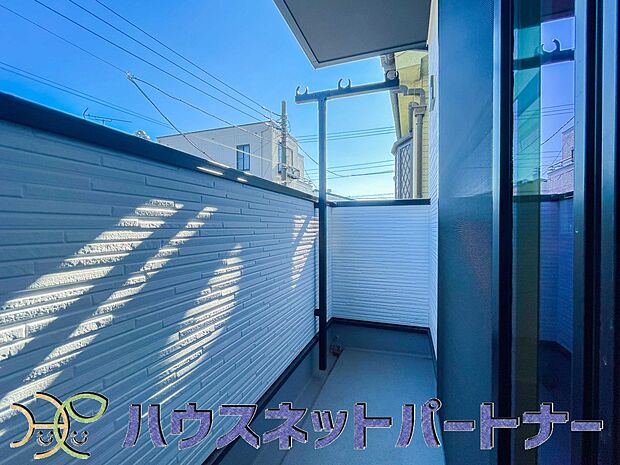 青い空が近くに感じるバルコニーは、爽やかな風をお部屋へ運んでくれます。