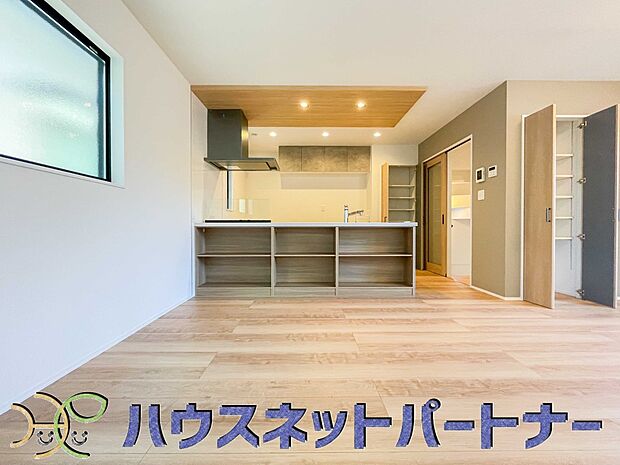 忙しい朝でも家族揃って食事をして頂ける、ゆとりある大きさのダイニングスペース。奥様の手料理をカウンター越しに受けとって頂き、テーブルで囲む素敵な時間を存分にお愉しみ下さい。