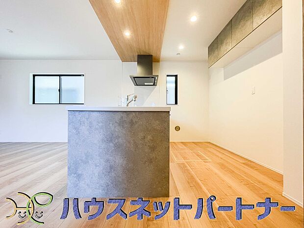 キッチンカウンターがあると配膳が楽なことがメリットの一つ。後片付けをするときも、ダイニングテーブルからあまり動かずに流し台へ運ぶことができるので便利です♪