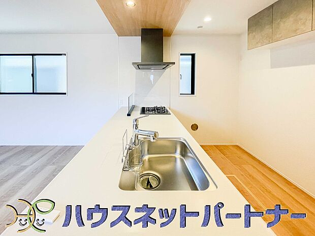 家族の様子を見ながらキッチンでお料理。一日の出来事を会話しながらの家事は嬉しいコミュニケーション。