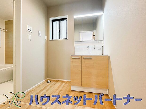 洗面室のある脱衣所は広々。脱いだお洋服をそのままお洗濯。