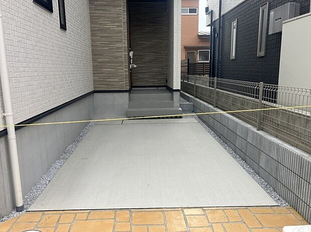 上質感漂う玄関へのアプローチ。居住者の帰り、訪れる方を優しく迎える・安らぎに満ちた生活空間を予感させる。健やかな暮らしを楽しめそう。