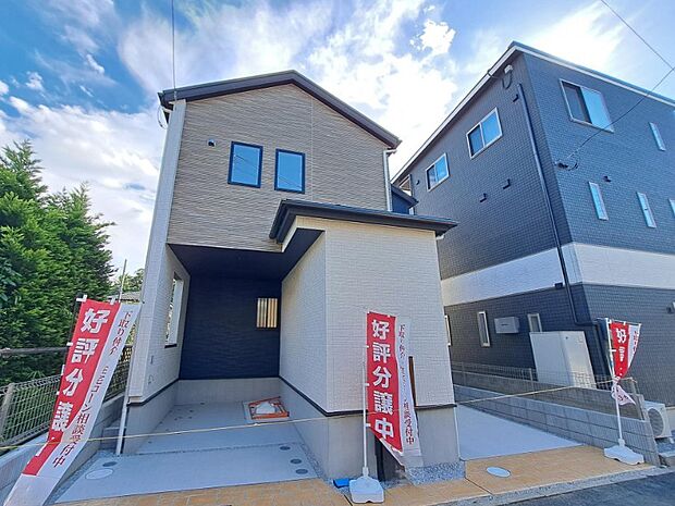 堂々たる趣ながら、主張し過ぎずどこか余裕を感じさせるシャープなフォルムで佇む邸宅は、晴天の空と照らし合わせる事で、本来あるべき完成形の姿を見せてくれます。