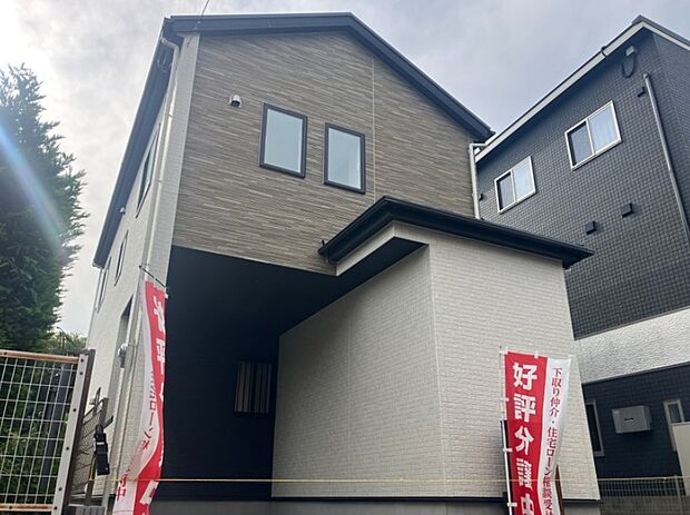 堂々たる趣ながら、主張し過ぎずどこか余裕を感じさせるシャープなフォルムで佇む邸宅は、晴天の空と照らし合わせる事で、本来あるべき完成形の姿を見せてくれます。